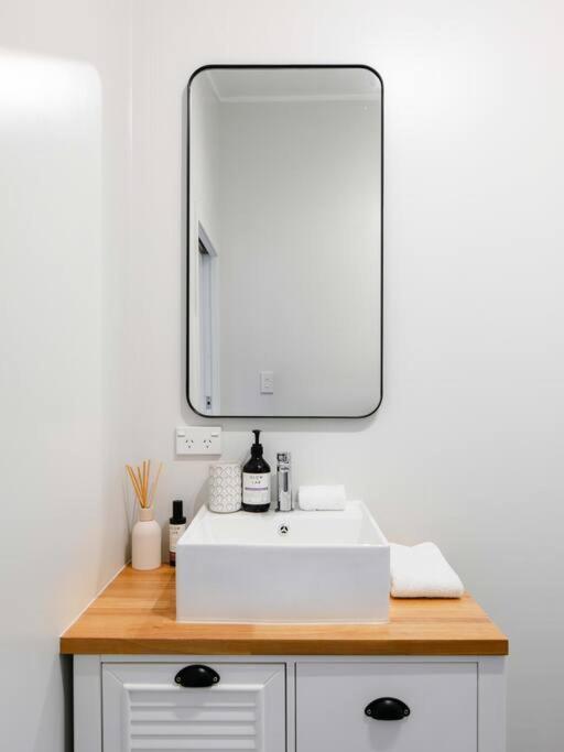 950M To Cbd - Instant Book Tidy Unit Apartman Gisborne Kültér fotó